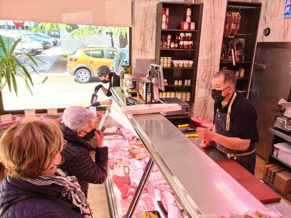 &amp;quot;Algunos la llevan más que antes&amp;quot;, declaran en la Carnicería Portilla de Maliaño (Camargo). Mientras, una clienta asegura: &amp;quot;Yo la seguiré llevando&amp;quot;. Foto: Javier Gangoiti.