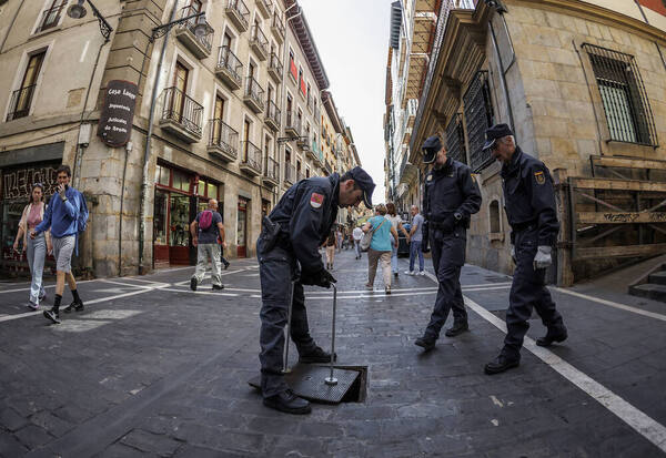 Mismamente ayer, efectivos de la Unidad de Subsuelo de la Policía Nacional comprobaban los túneles del alcantarillado de Pamplona.
