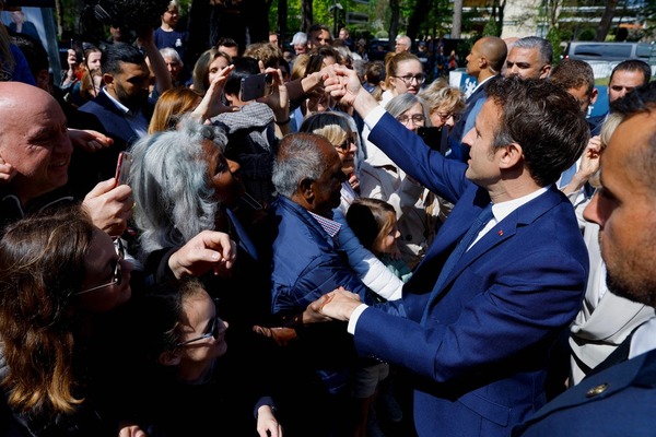 Macron, el líder en los sondeos para la jornada electoral de hoy, saluda a sus seguidores antes de votar. AFP