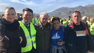 Más de 4.000 olivareros de Granada y Jaén cortan cuatro horas la A-44 para pedir futuro