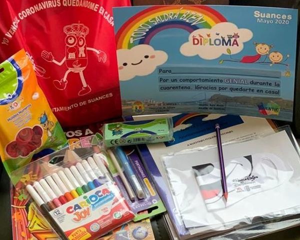 El Ayuntamiento de Suances ha entregado este fin de semana cerca de un millar de lotes infantiles entre los más peques del municipio. Así, los niños y niñas de entre 2 y 12 años de edad han recibido en su domicilio un kit con material escolar y una mascarilla infantil, así como un diploma que acredita su “comportamiento” ejemplar durante estos días de cuarenta.