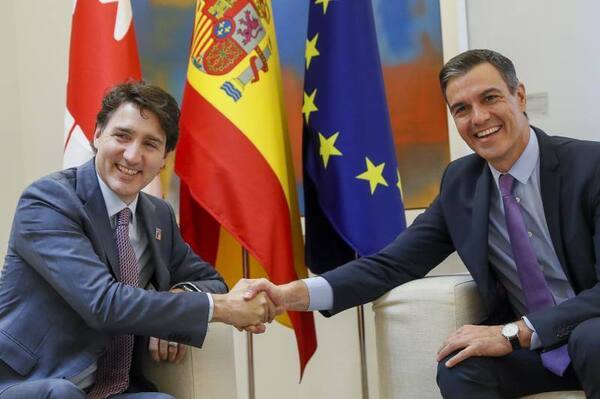El presidente del Gobierno, Pedro Sánchez (d), saluda al primer ministro de Canadá, Justin Trudeau, con quien se ha reunido este jueves en Moncloa./EFE