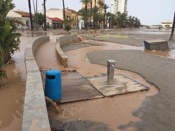 Borrasca 'Gloria' | Calles inundadas y colegios sin clase en varios municipios de la Región de Murcia