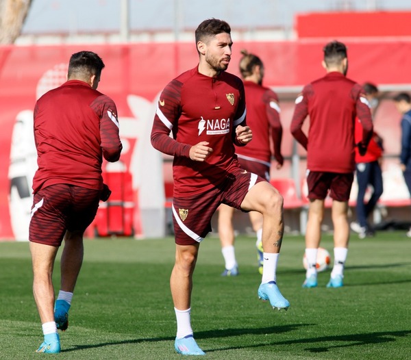 ¿Qué os parece la alineación del Sevilla FC para medirse al Villarreal? ¿Qué cambiarías si fueras Julen Lopetegui? #SevillaFC #VillarrealSevillaFC