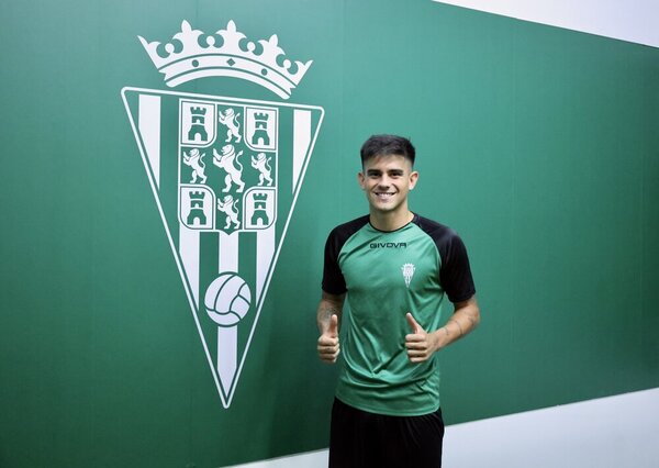 Kuki Zalazar posa como nuevo fichaje del Córdoba.