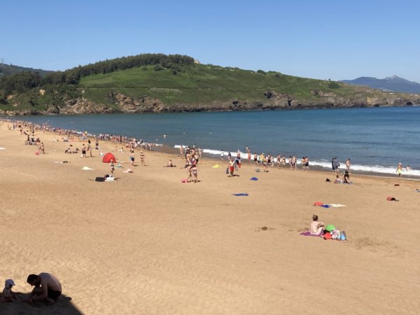La Policía se despliega en las playas, levanta a bañistas y cierra accesos para frenar el aluvión