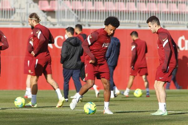 Esta es la convocatoria del Sevilla FC para enfrentarse al Deportivo Alavés esta noche en el duelo correspondiente a la 27ª jornada de LaLiga #SevillaFC #AlavesSevillaFC