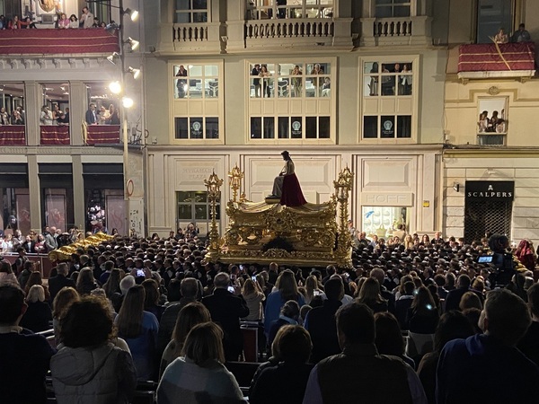 El Santo Cristo Coronado de Espinas durante su paso por la tribuna oficial.
