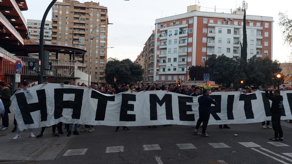 Así ha sido la protesta del valencianismo en las puertas de Mestalla antes del partido contra el Rayo Vallecano