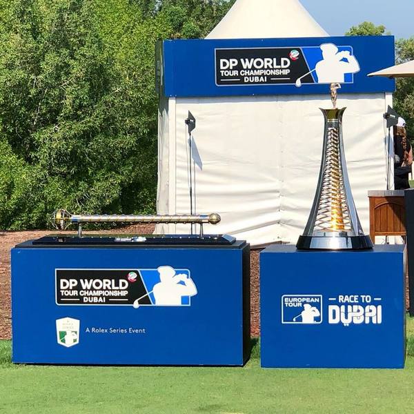 Los dos trofeos en juego: el de la izquierda para el ganador del torneo. La torre para el nuevo dueño de la Orden de Mérito, el Race to Dubai