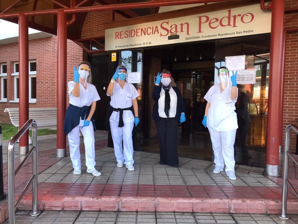 El Ayuntamiento de Astillero ha repartido ya más de dos centenares de máscaras realizadas con impresión 3D, que desde el pasado domingo y con la colaboración de la empresa local Arko Gestión Cultural, se elaboran en las instalaciones de El Almacén de las Artes. Residencias de ancianos, Centro de Salud, dependencias municipales y comercios locales han recibido ya esta medida de protección. Desde el Ayuntamiento de Astillero han querido gradecer la colaboración de varios vecinos que desde casa fabrican con sus propias impresoras siguiendo el modelo establecido y otros que han prestado al consistorio sus máquinas 3D para trabajar estos días. Además, han sido varios los comercios locales que se han sumado a la iniciativa y han donado de manera altruista láminas de acetato para poder llevar a cabo las máscaras.