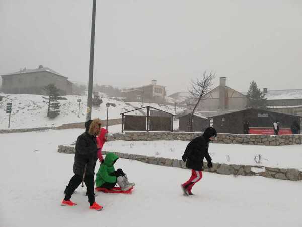 Varios niños juegan en Navacerrada sobre la nieve. Foto: Antonio de Torre