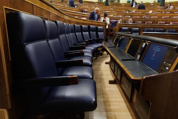 La bancada del Gobierno está vacía durante la celebración del debate sobre la reforma de la ley. Foto: EP