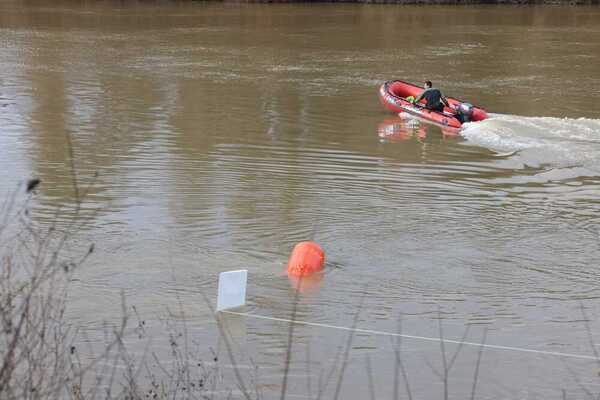 Las idas y venidas de las lanchas por la zona del siniestro son constantes. Es fundamental asegurar la avioneta para evitar que los rescatatadores corran riesgo. Foto: Alberto Mingueza.