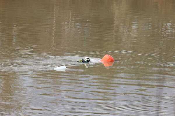 En esta fotografía de Alberto Mingueza se puede apreciar cómo un buzo del GEAS trabaja junto a una parte visible del ultraligero.