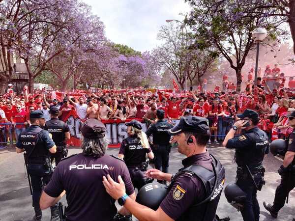 Los jugadores han bajado del autobús contagiados por la emoción del recibimiento
