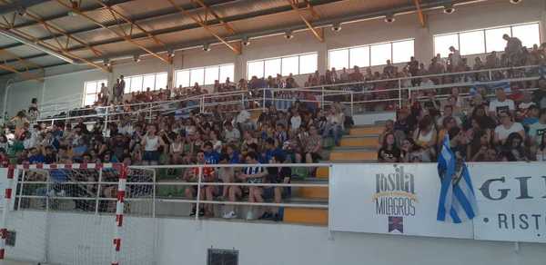 En el pabellón Lydia Valentín, la gente sigue el choque en pantallas gigantes