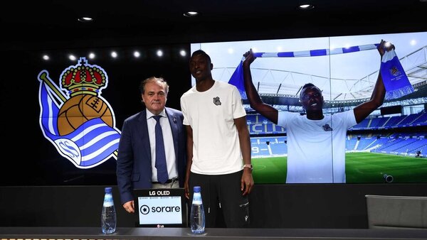 Jokin Aperribay con Sadiq antes de comenzar la rueda de prensa