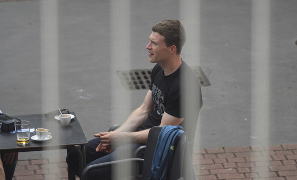 Artola se ha acercado hasta el frontón para seguir el partido en directo. Foto: José Mari López