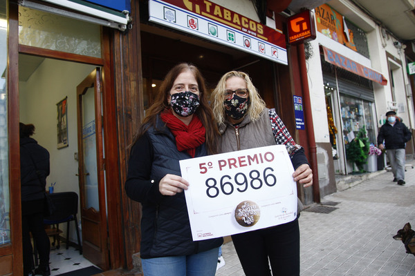 Yolanda Pérez y Ainhoa Albisu, felices tras repartir 18.000 euros con un quinto premio. Foto: Fernando De la Hera