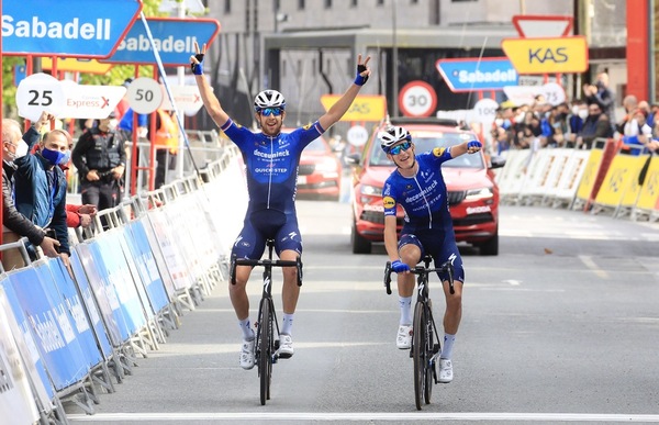 Así han llegado los dos ciclistas del Deceunick a la línea de meta de Ondarroa. Foto: Michelena