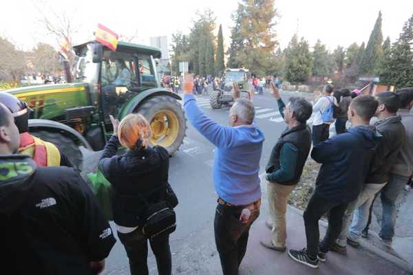 Así te hemos contado la protesta desde el amanecer hasta la apertura de la autovía