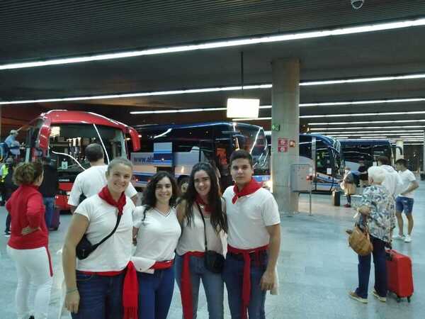 La llegada de gente a la capital navarra es constante. Y se nota sobre todo en esta estación de autobuses. Las cuadrillas guipuzcoanas también están por aquí. Nada más llegar, estos beasaindarras han salido disparados hacia la plaza del Ayuntamiento. También se ve a visitantes de países como México o Perú, que piden indicaciones a los que acaban de bajar del autobús.