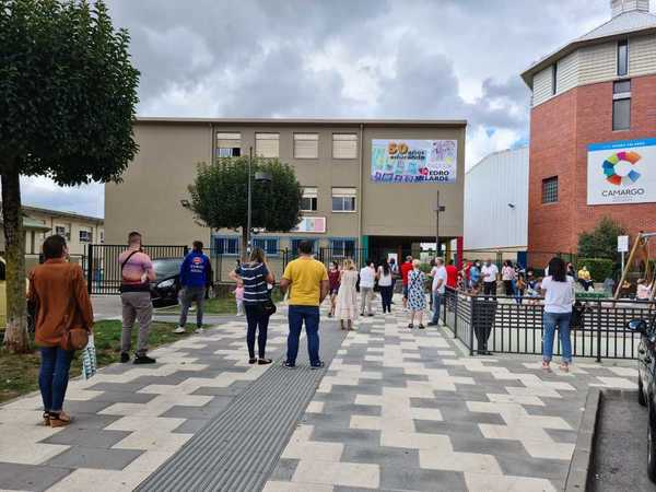 Decenas de familias ya esperan para recoger a sus hijos frente al Colegio Pedro Velarde de Camargo. Foto: Javier Gangoiti